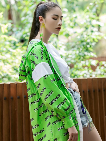 蒂斯弗女装品牌2021春夏绿色音字母外套