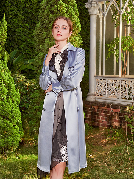 贝洛安女装品牌2021春夏银亮色长款外套
