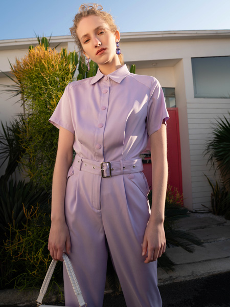 红凯贝尔女装品牌2021春夏紫色排扣连体衣