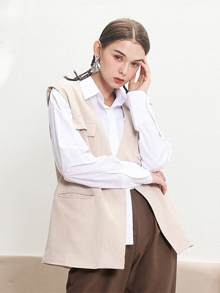 QIANSU(芊素)女装品牌2021春夏米色无袖外套