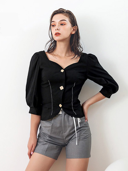 QIANSU(芊素)女装品牌2021春夏黑色排扣上衣