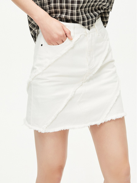 Z11女装品牌2021春夏白色包臀短裙