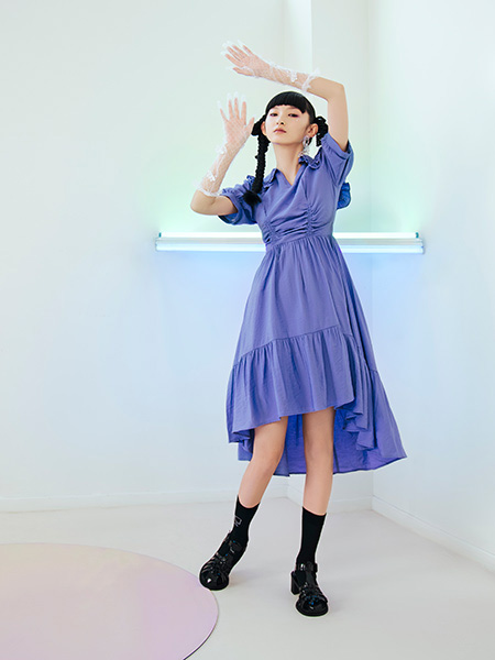 阿依莲女装品牌2021春夏紫色翻领大气宽松连衣裙