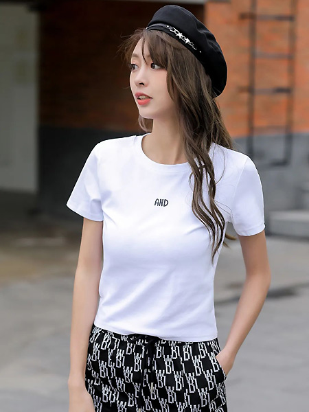 优韩一号女装品牌2021春白色印字母T恤