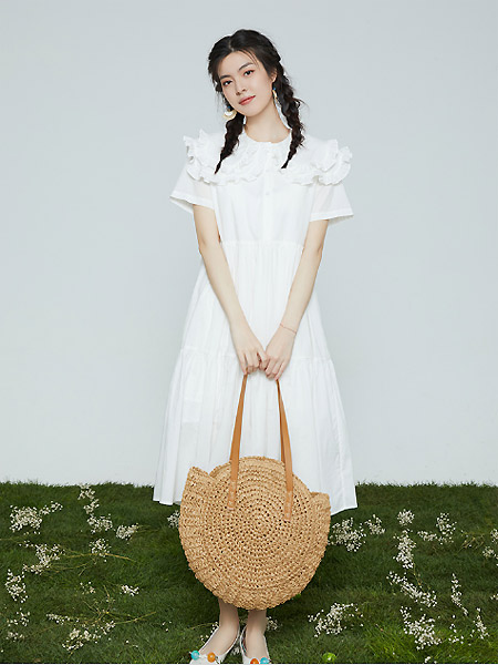 薇可蔻V.kekou女装品牌2021春夏白色扣时尚连衣裙