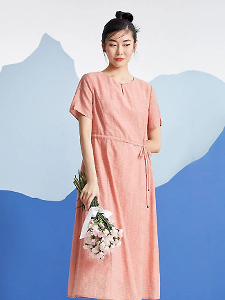依伽依佳女装品牌2021夏季红袖色宽松连衣裙