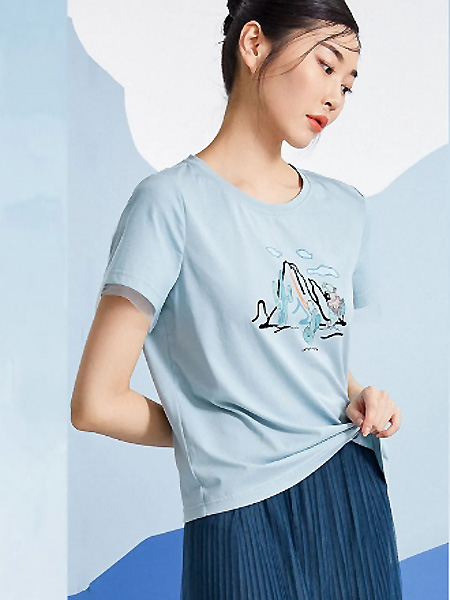 依伽依佳女装品牌2021夏季蓝色圆领T恤