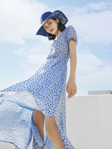 弗蔻Fu Kou女装品牌2021夏季蓝色波点雪纺长裙