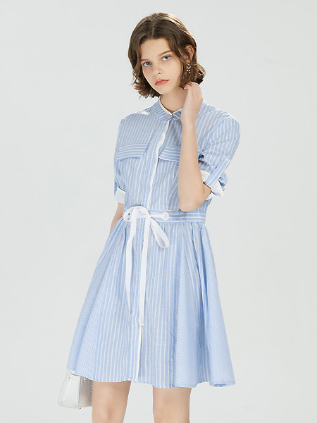 拉夏贝尔女装品牌2021夏蓝色条纹束腰连衣裙