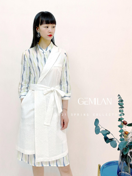 歌米蓝女装品牌2021夏季条纹时尚撞色连衣裙