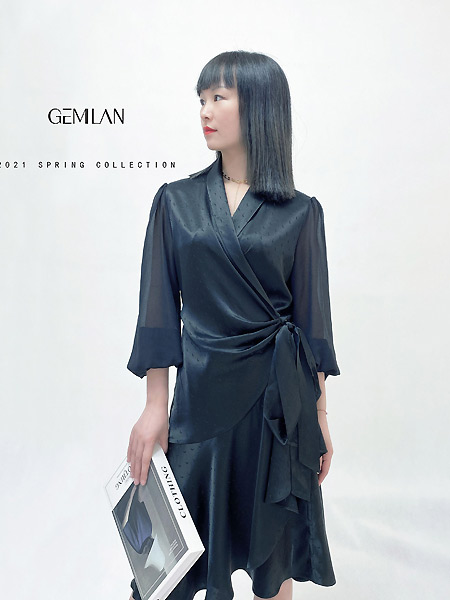 歌米蓝女装品牌2021夏季时尚设计感收褶滑顺连衣裙