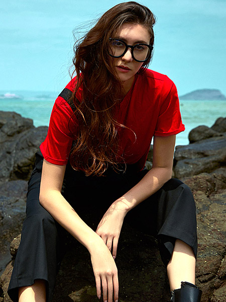 氏伽女裝品牌2021夏季紅色中性T恤