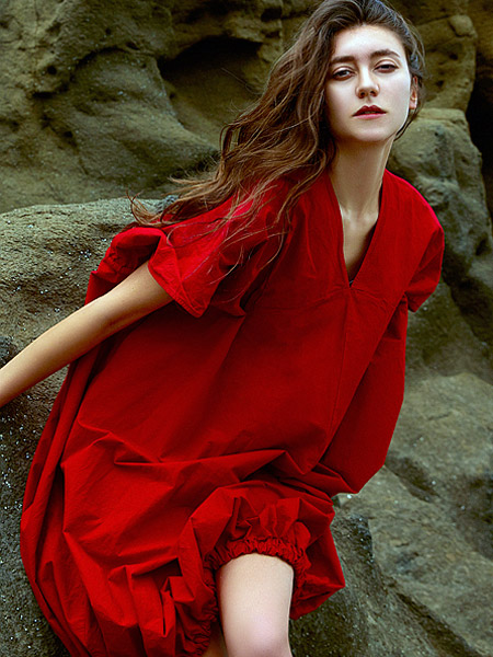 氏伽女装品牌2021夏季V领宽松个性红色连衣裙