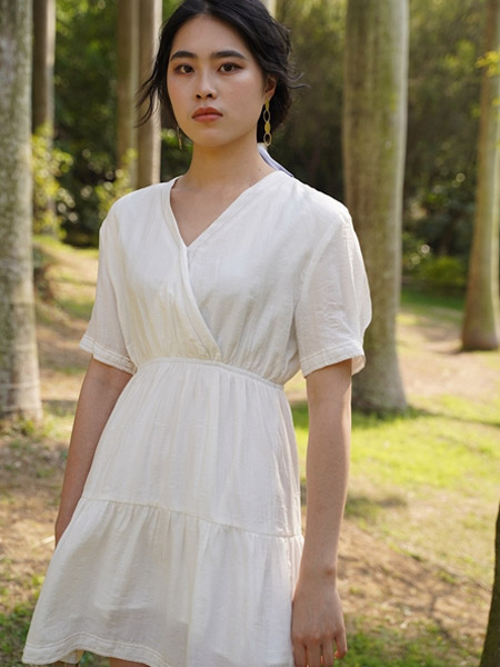 薇薇希女装品牌2021夏季气质白色连衣裙