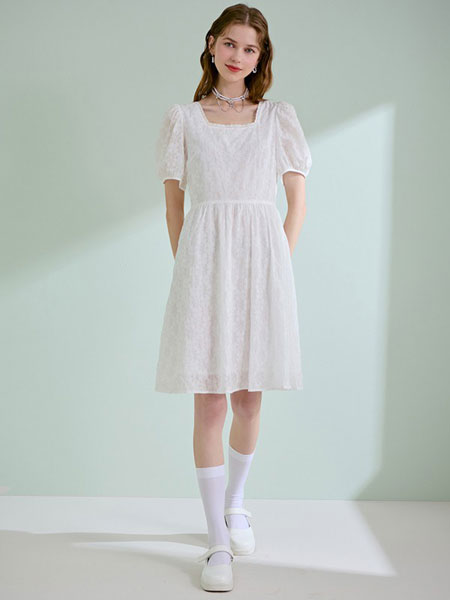轩日女装品牌2021春夏泡泡袖方领白色宽松连衣裙
