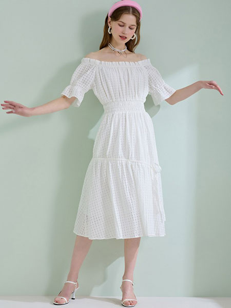 轩日女装品牌2021春夏一字肩减龄白色收腰连衣裙