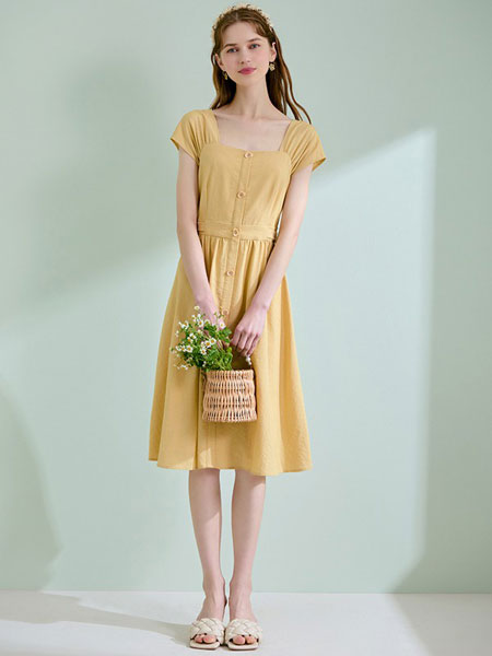 轩日女装品牌2021春夏方领气质黄色连衣裙