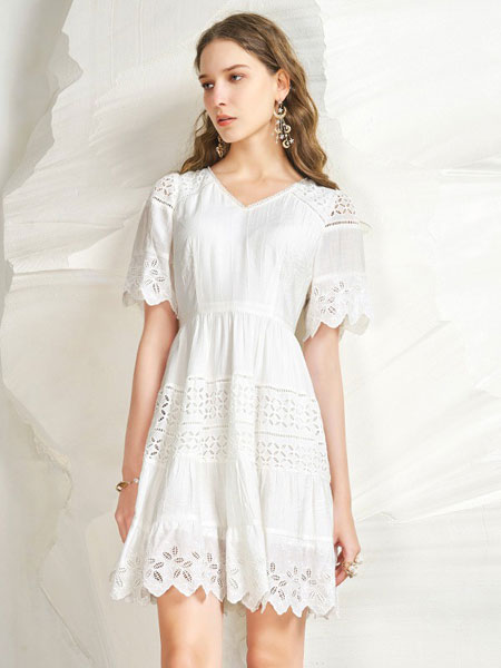 卓多姿女装品牌2021春夏V领镂空气质白色连衣裙