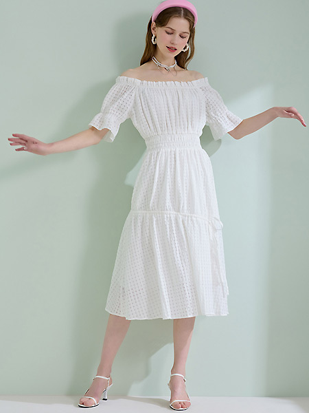 轩日女装品牌2021夏季一字肩气质收腰白色连衣裙