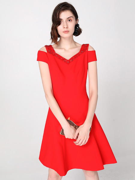 KODICE女装品牌2021夏季红色露肩短袖重工钉珠收腰阔摆连衣裙礼服