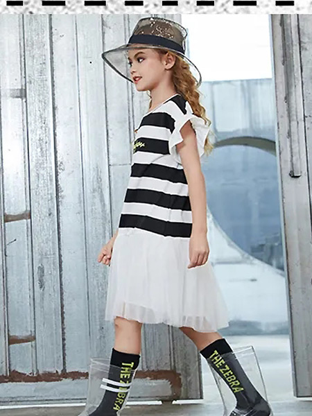 可趣可奇童装品牌2021夏季条纹荷叶中袖薄款拼接连衣裙