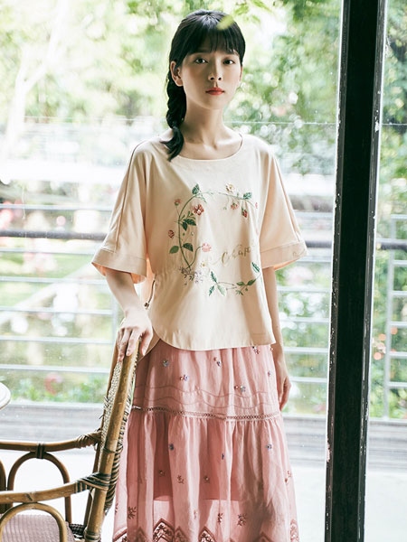朝峰女装品牌2021夏季刺绣T恤宽松七分袖上衣