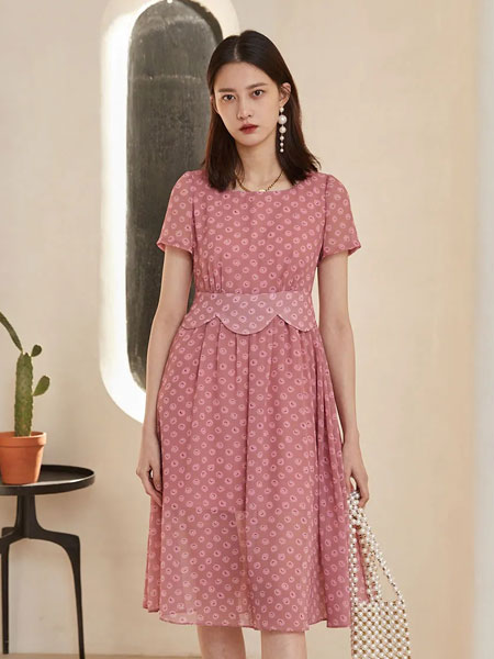 蔓诺蒂女装品牌2021夏季收腰粉色透气连衣裙