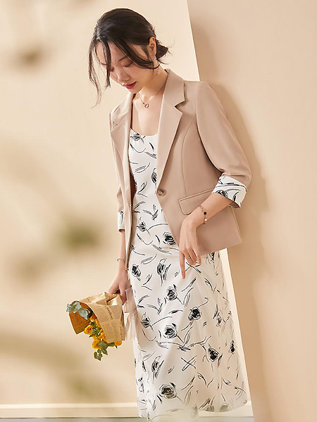 YBAI亦白女装品牌2021夏季纯色温婉风西装外套