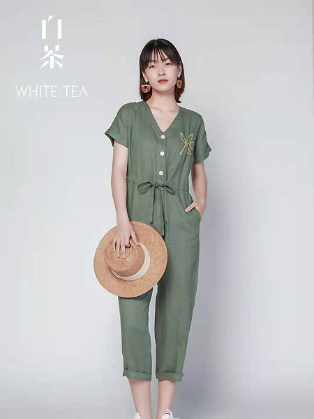 白茶女装品牌2021夏季V领显瘦绿色连体衣