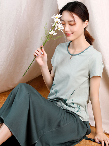 依伽依佳女装品牌2021夏季文艺气质圆领短袖棉印花上衣T恤