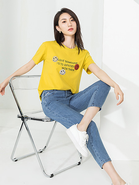 依贝奇女装品牌2021夏季姜黄色上衣女字母笑脸印花青春活力T恤潮