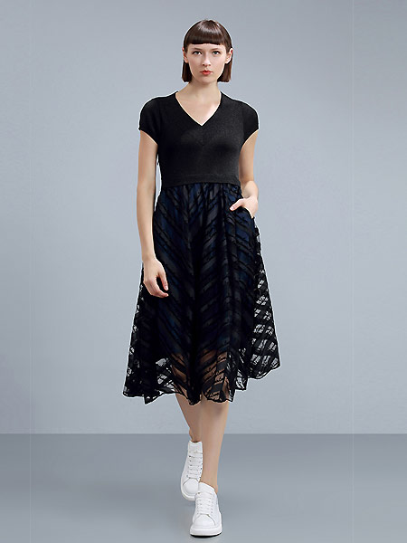 卡汶女装品牌2021夏季显瘦短袖连衣裙女气质赫本小黑裙