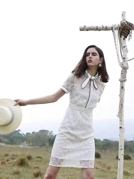 诺伊朵女装品牌2021夏季轻熟风中长款白色镂空连衣裙