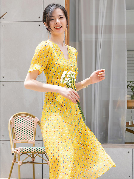 UMISKY优美世界女装品牌2021夏季黄色优雅V领气质碎花连衣裙