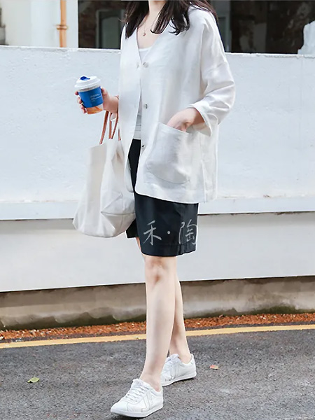 禾陶成衣女装品牌2021夏季V领中长款排扣外套