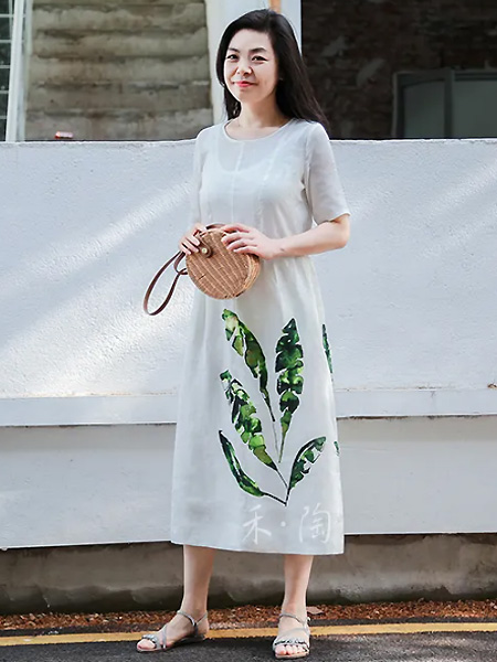 禾陶成衣女装品牌2021夏季温万峰印花中袖长裙