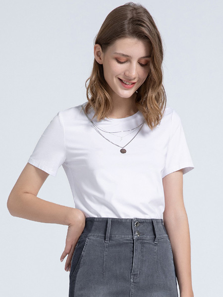 菲妮迪女装品牌2021夏季简约休闲圆领金属装饰短袖纯色女式T恤衫