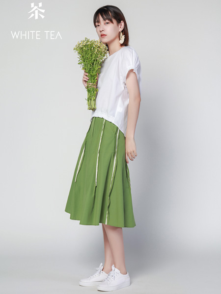 白茶女装品牌2021夏季成熟收腰显瘦裙子穿搭