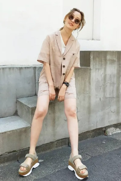 COCODEAL女装品牌2021夏季夏日少不了休闲轻松的短裤这款面料用了亚麻纹理的样式轻薄舒适也很百搭
