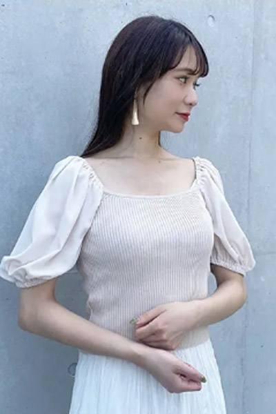 COCODEAL女装品牌2021夏季这款蓬松泡泡袖的上衣袖子和衣服用了不同的面料方领的设计能展现优雅的锁骨是甜美系女孩必备