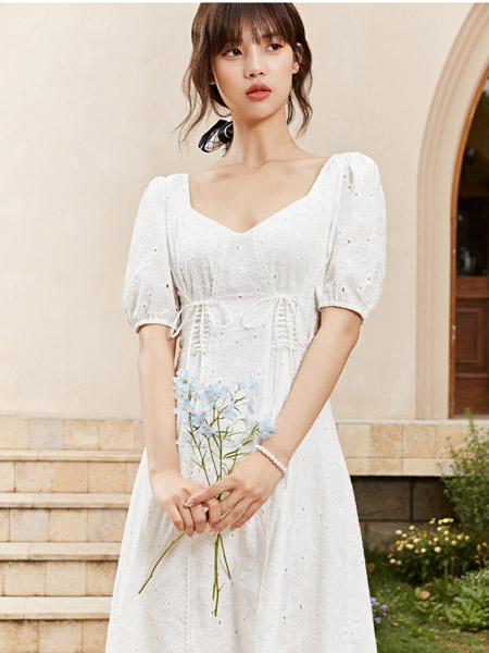 ONEMORE女装品牌2021夏季新款甜美连衣裙女法式小裙子白色修身
