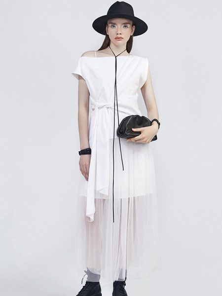 欧宝女装品牌2021夏季白色网纱吊带连衣裙收腰夏两件套设计感小众气质不规则绑带