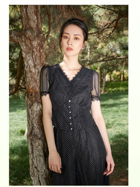 歌锦女装品牌2021夏季黑白波点修身连衣裙