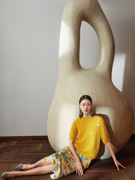 朗斯莉女装品牌2021秋季黄色刺绣针织衫