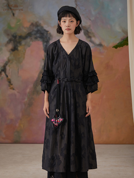 一城画一女装品牌2021秋季新品设计感收腰显瘦七分袖黑色女士长款连衣裙