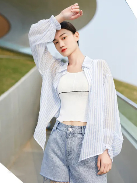 文果怡彩女装品牌2021夏季条纹清凉衬衫