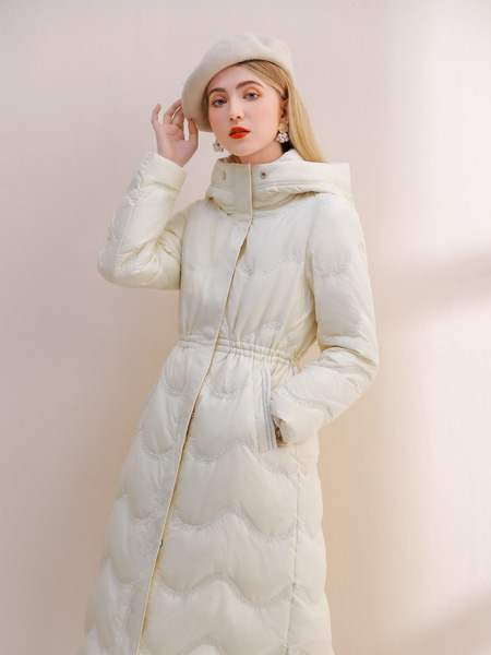 艾丽哲女装品牌2021秋季米白色连帽高领棉衣外套