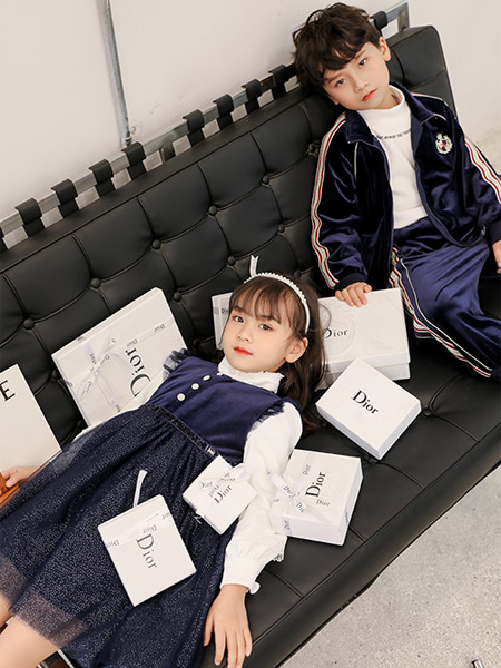 两个小朋友童装童装品牌2021秋冬休闲条纹外套套装