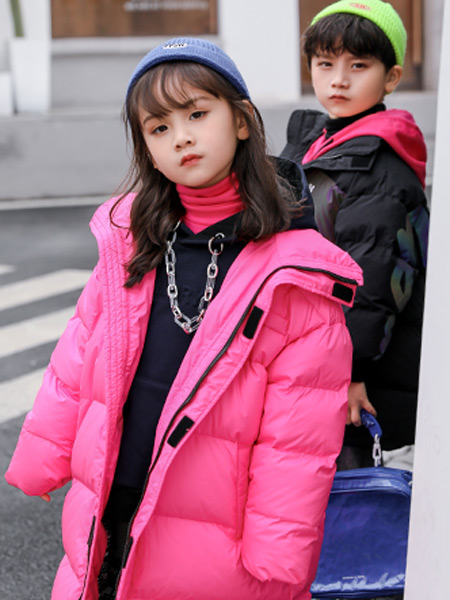 两个小朋友童装童装品牌2021秋冬粉色长款羽绒服