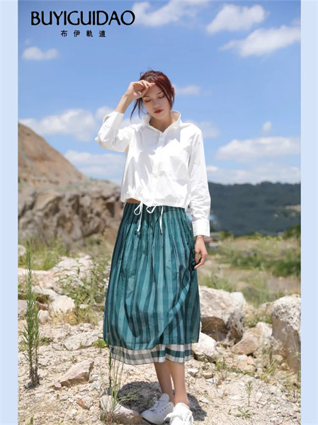 布伊轨道女装品牌2021秋季纯色系带宽松衬衫